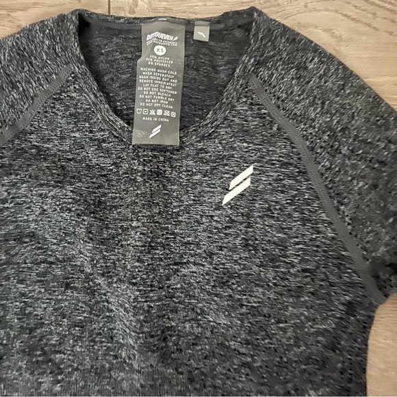 Doyoueven Seamless Long Sleeve Crop Top - Charcoal - Picture 3 of 4